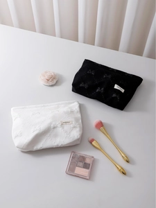 Borse da trucco con fiocchi a rilievo in nero e bianco con trama jacquard elegante