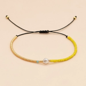 Bracciale bohémien con perline gialle e perla bianca su cordoncino intrecciato