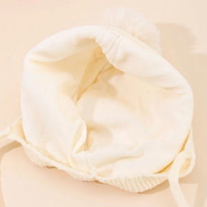 Gefütterte Baby-Strickmütze mit Bommel und Ohrenklappen in Cremeweiß für Winter