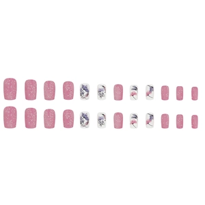 Unghie finte opache rosa e bianche con motivi floreali, colibrì e accenti glitter