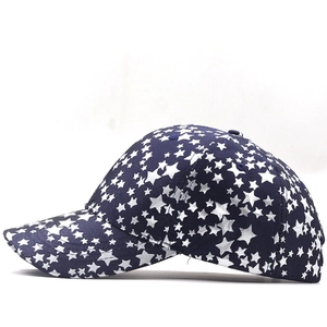 Casquette de baseball bleu marine avec motifs d'étoiles blanches et visière incurvée