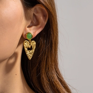 Orecchini vintage a cuore dorati con pietra verde e finitura martellata su modella
