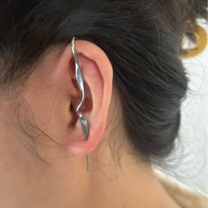 Boucles d'oreilles crawler à ondes argentées avec design minimaliste poli