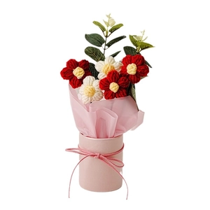 Schöner handgemachter Häkel-Puffblumenstrauß in einer rosa Hug Bucket Geschenkbox