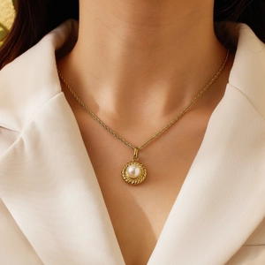 Collar de titanio chapado en oro de 18k con colgante de perla en marco de cuerda trenzada