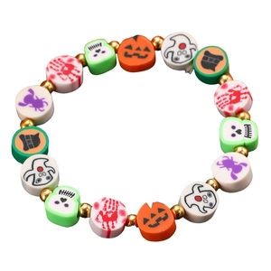 Pulsera colorida de Halloween con cuentas de arcilla de calabaza y fantasma en blanco