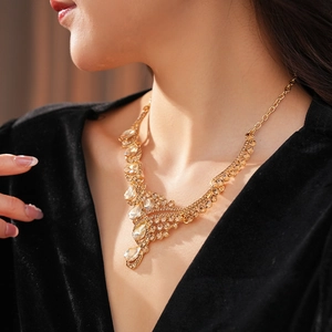 Vue détaillée d'un collier vintage doré avec cristaux champagne sur un mannequin