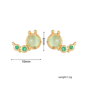 Vista detallada de pendientes de caracol en oro 18K con opalo verde y circonita
