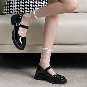 Chaussettes transparentes style japonais avec motifs cœurs blancs et bords dentelle