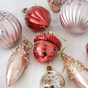 Set di ornamenti natalizi in rosso vintage e oro rosa con glitter e dettagli perlati