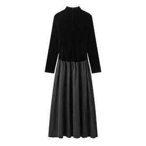Robe longue noire élégante avec corsage en velours et jupe plissée en coupe ajustée