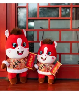 Mascottes de l'année du cheval en peluche avec des gilets chinois brodés