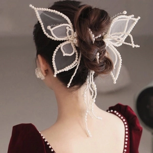 Barrette papillon en soie faite main avec perles et franges pour coiffure de mariée