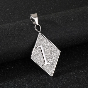 Pendentif losange en acier inoxydable avec gravure 1% er sur fond noir texturé