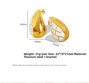 Gros plan sur boucles d'oreilles gouttes dorées avec émail blanc et détails de dimensions