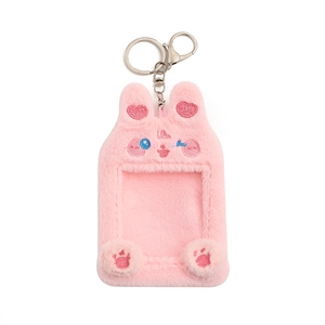Vue détaillée du porte-carte lapin en peluche rose avec porte-clés et broderie fine