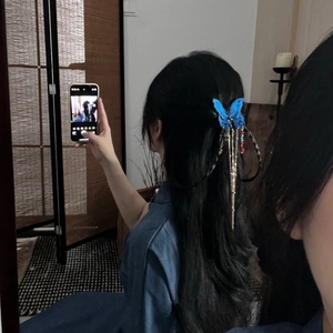 Pince à cheveux papillon en tricot bleu avec gland coloré et perles dorées au style rétro