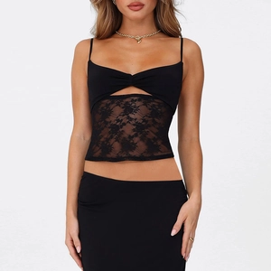 Detail eines schwarzen Camisole-Tops mit Spitzen-Patchwork und sexy Cut-out-Design