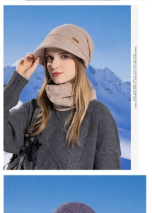 Détail d'un ensemble bonnet et tour de cou en tricot épais sur fond de montagne enneigée