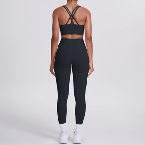 Vue arrière de l'ensemble de yoga noir avec brassière croisée et legging taille haute