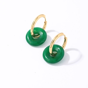 Vue macro détaillée de boucles d'oreilles en pierre verte avec créoles dorées