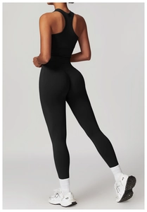 Vue arrière du débardeur de yoga noir sans couture et du legging taille haute