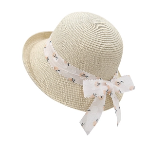 Elegante cappello di paglia bianco crema con nastro di chiffon floreale e fiocco laterale