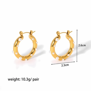 Detailed view of gold stainless steel hoop earrings with white pearls and dimensions