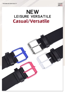 Détail de quatre options de boucles colorées pour la ceinture noire en argent, bleu, rose et blanc