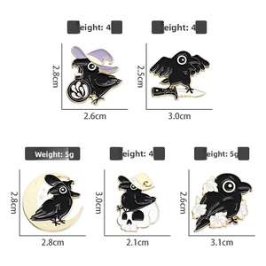 Detailliertes Set aus 5 gotischen Raben-Emaille-Pins mit Totenköpfen und Hüten