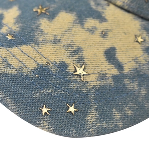 Macro detail van sterrenhemel pet met denim stof en gouden sterren studs decoratie