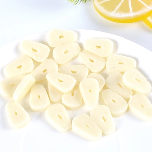 Realistic PVC miniature garlic slices on a white plate for DIY dollhouse food scenes