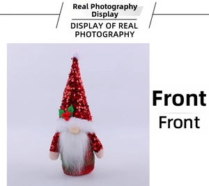 Détail macro d'un gnome de Noël avec bonnet à paillettes rouges et barbe en peluche