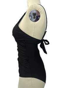 Vue latérale du maillot de bain noir dos nu avec détails froncés et nœud papillon