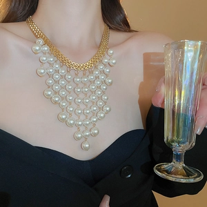 Collier lettre M en métal exagéré avec pampilles de perles multicouches sur mannequin