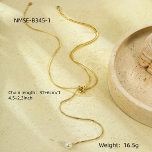 Détail du collier chaîne serpent dorée avec nœud cœur, perle et spécifications 37+6cm