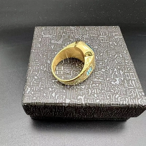 Détails de bague hip hop dorée avec strass bleu et gravures de vagues vintage
