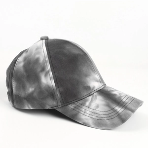 Détail de la casquette de baseball en coton tie-dye gris et noir avec visière courbée