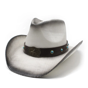 Vintage Stroh-Cowboyhut mit türkisfarbenen Perlen und Stern-Emblem auf weißem Grund