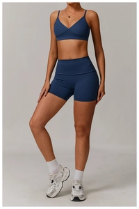Vue détaillée du short de yoga bleu marine à taille haute avec coupe gainante