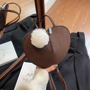 Braune herzförmige Umhängetasche aus mattem PU-Leder mit weißem Pompon-Anhänger