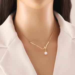 Irregular double layer stainless steel necklace with gold bar and pearl pendant on model