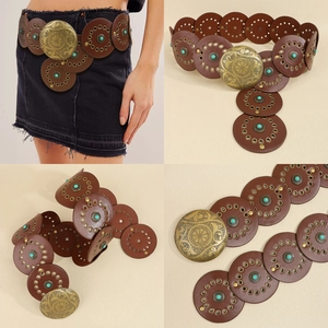 Détail d'une ceinture vintage en cuir marron avec perles turquoise et boucle fleurie