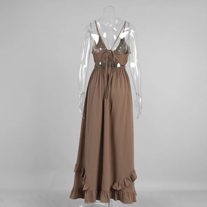 Détail de robe maxi marron foncé avec dos nu et lacets ajustables pour femme