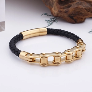 Detail eines schwarzen Lederarmbands für Herren mit goldener Fahrradkette und Magnetverschluss