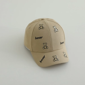 Gros plan de la broderie d'ours et du texte sur la casquette en sergé de coton kaki