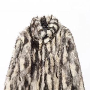 Elegante cappotto in pelliccia sintetica a righe bianche e nere con una consistenza spessa