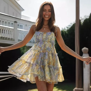 Robe courte d'été à fleurs avec fines bretelles et jupe à volants étagés pour femme