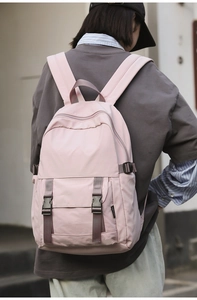 Mochila rosa impermeable de nailon en modelo con correas grises ajustables