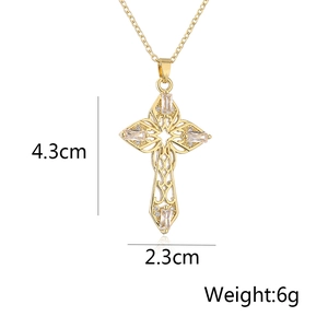 Détail du pendentif croix plaqué or 18 carats avec zircons mesurant 4,3 cm par 2,3 cm